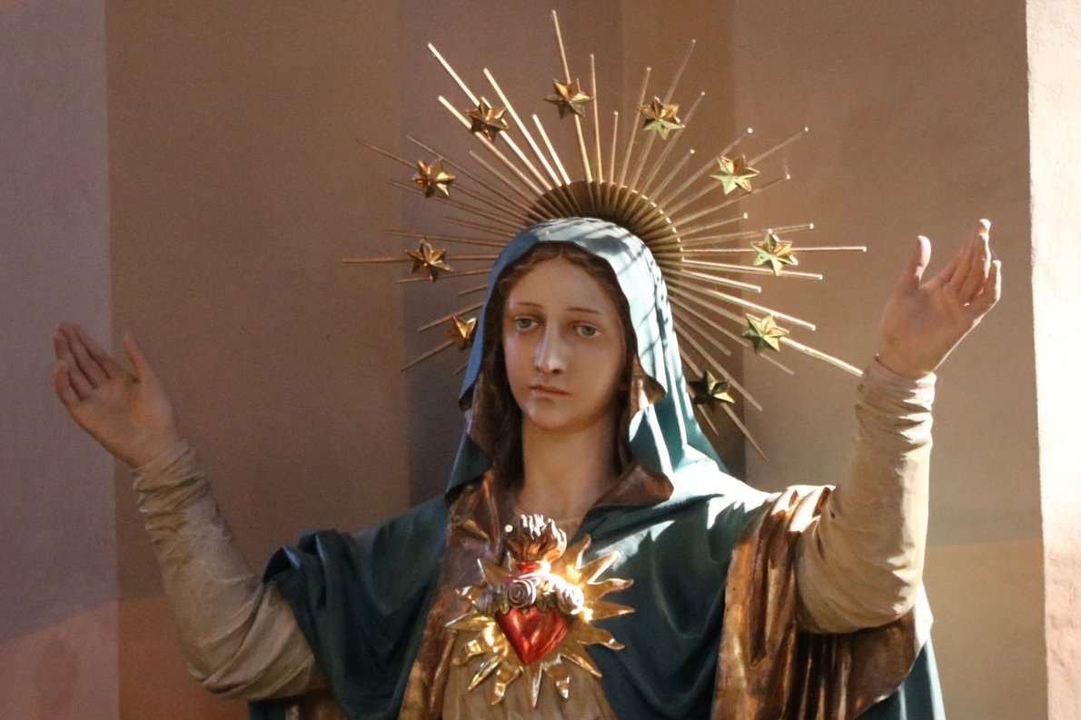 Zwölf Sterne zierten den Kranz von Maria. Bruder René zeigt auf die Marien-Statue unweit des Altares und sagte, „Zählt nach. (Foto: Knut Kuckel)