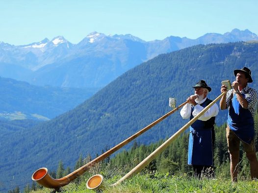 Ungewöhnlich für Tirol - Alphornbläser beim Bergfest auf der Marienberg Alm. (Foto: Knut Kuckel)